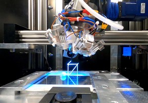 免維護的drylin SAW線性滑台是3D列印機的核心零件，它們透過可調軸承確保精確的列印結果。（source：AIMIS-FYT）
