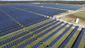 亚马逊在全球发布37个全新再生能源计画，助力实现全球基础设施於2025年使用100%再生能源的目标。