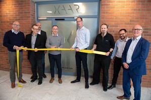 Xaar執行長John Mills與營運長Graham Tweedale以及Xaar應用和技術團隊共同舉行儀式，正式啟用Xaar在瑞典設立的新技術中心。