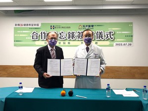 新光醫院與筑波醫電舉行合作備忘錄簽約儀式，由新光醫院院長侯勝茂(右)、筑波醫電董事長許深福(左)代表簽約。