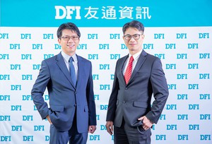 圖為友通資訊副董事長李昌鴻(左)與總經理蘇家弘(右)合影