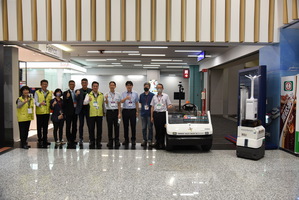 交通部科顾室主任王穆衡(右一)至桃园机场关心「5G智慧旅运空间服务实证计画」推动进度。