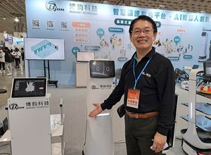 博钧科技总经理叶焕昌表示，新款服务型机器人已能够在医院有效执行派送资料。(摄影/陈复霞)