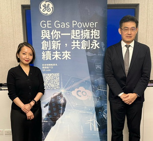 GE Gas Power 台湾区销售总经理吴大安(右)，与GE政府暨公共事务总监王佩馨(左)