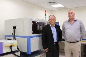 筑波TZ6000 System 结合TeraPulse Lx （左）; 筑波科技董事长许深福（中）与TeraView首席科学家Dr. Philip Taday合影。