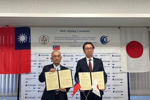 成大半導體學院院長蘇炎坤（左一）率團赴日，與日本熊本高專校長高松洋（右一）共同簽署合作意向書