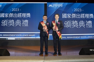 台达执行长郑平(左)、人资长陈启祯(右)於「国家杰出执行长奖」与「国家杰出经理奖」颁奖典礼会场合影。