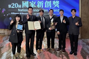 黄裕清??教授(左三)与吴明忠教授(左二)所组的跨校研发团队，荣获国家新创奖肯定。