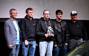VicOne执行长郑奕立（左一）与ZDI威胁意识提升总监Dustin Childs（右一）将Pwn大师的头衔与奖座颁发给来自法国的Synacktiv团队（中）。