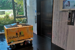 工研院机器人外送员Cubot ONE能精准接收订单、执行外送任务，还能自主呼叫及搭乘电梯，完成跨楼层配送。