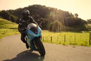 Lightning Motorcycles为热爱骑行体验的纯粹主义者提供最平稳、无振动的骑行体验。从派克峰到 Bonneville 盐滩，Lightning的速度超越内燃机摩托车