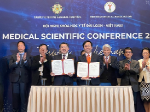 遠東醫電董事長暨總經理鄧俊男（右四）與臺北榮民總醫院副院長李偉強（左三）近日在越南河內簽署MOU。