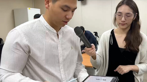 清大资工团队展示结合AI辨识的VR技术运动训练平台。左为清华大学资讯工程系胡敏君教授