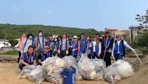 宏正於2024年四月號召總部及台灣子公司員工攜手淨化海洋，於福隆進行淨灘活動。
