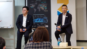 NXP台湾区业务总经理臧益群(右)，和硕联合科技车用事业处总经理赖哲彦（左）