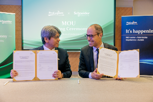 辉能科技创办人暨集团主席杨思?（左）与施耐德电机法国业务执行??总裁Laurent Bataille（右）昨日於法国巴黎签署战略协定。