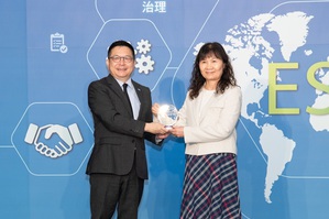台灣證券交易所董事長林修銘(左)與上銀科技資深副總吳月琴(右)合影