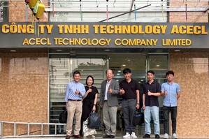 筑波科技營運長許棟材(左三)、ACECL銷售總監Jason Kao(左四)與日本歐力士集團副部長能口(左一)暨團隊同仁在越南分公司ACECL合影。