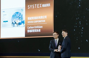 精誠資訊「Carbon EnVision雲端碳管理系統」榮獲「2025台灣精品獎銀質獎」，由數位永續事業部劉勝登資深協理(右)代表領獎。