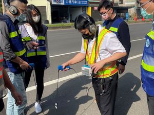 台水人员现场示范使用AI辅助漏水检测，快速辨识地下漏水。