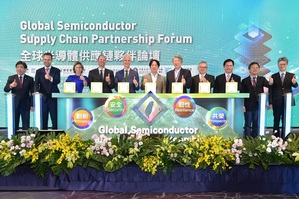 工研院舉辦「全球半導體供應鏈夥伴論壇」，開場時的與會講者及貴賓合影；圖二為總統賴清德強調深化跨國合作、共築可信賴供應鏈體系的必要性。