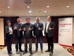 远传资讯长胡德民(中)、台湾微软全球合作夥伴解决方案事业群总经理陈仲儒(右2)、台湾微软专家技术群总经理吴子强(左2)率AI与大数据专家团队出席「微软x远传数据力高峰论坛」。