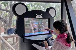 工研院透過AI虛實融合技術，攜手友達光電打造「AI智慧環境導覽系統」，應用於高雄壽山動物園黑熊區，讓每位遊客都能近距離觀察黑熊的行為。