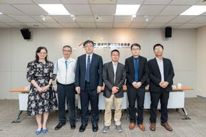 在國科會的支持下，中央大學電機系許晉瑋教授研究團隊成功開發出新穎的單模、超高速、低耗能的垂直共振腔面射型雷射(VCESL)