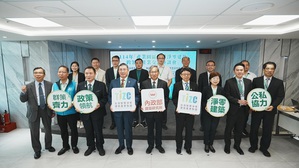 内政部建筑研究所举办跨领域产业交流座谈会，图为主、协办单位代表展现共同推动净零的决心，图二为内政部建筑研究所王荣进所长出席致词。