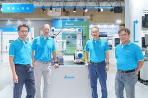 台達機電事業群劉佳容總經理(右二)、EMEA 區機電事業群資深總監Michael Mayer-Rosa (左二)、智能製造解決方案發展部楊應龍研發總監(右一)、智能製造軟體新事業發展部陳鴻輝處長於自動化展上介紹台達亮點方案。