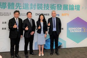 机械公会与SEMI国际半导体产业协会，共同主办「2025半导体先进封装技术发展论坛」，左起为机械公会许文通秘书长、庄大立理事长、SEMI苏贞萍 台湾区??总，及吕文??会长。