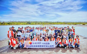 台湾大哥大串联供应链号召30家供应商至台南台江国家公园「台湾大蓝碳红树林复育计画」试验区，补植500株榄李红树林，展开实质气候行动。