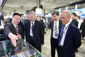 圖一為漢翔公司總經理曹進平(左1)、總統府資政沈榮津(左二)、金屬中心航太處處長簡志維(左三)；圖二：經濟部產發署盧文燦副組長(左一)、簡志維處長(左二)、沈榮津資政(左三)、亞洲航空董事長李偉賢(左四)合影