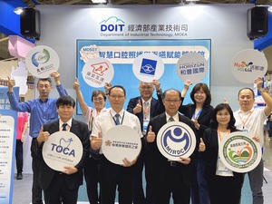 金屬中心口腔照護暨吞嚥賦能智慧方案攜手合作夥伴，展現跨領域合作與場域滲透成果。圖二為高齡智慧口腔與吞嚥賦能體驗館金屬中心副執行長王俊傑致詞