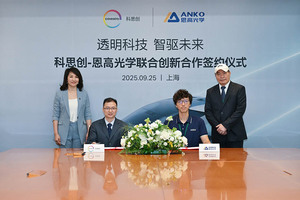 （左起）：科思創工程塑料事業部全球總裁王麗、科思創工程塑料事業部亞太區應用開發總監何照元、恩高光學研發中心總監謝朝翔、恩高光學總經理高茂林。