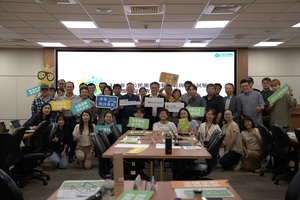 图一为与会长官贵宾与团队大合照，图二为国科会林法正??主委致词