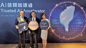 左起 大同公司總經理沈柏延,經濟部國際績優夥伴聯誼會(IPO Forum)會長廖仁祥(戴爾科技集團台灣區總經理),大同世界科技總經理劉盈秀。