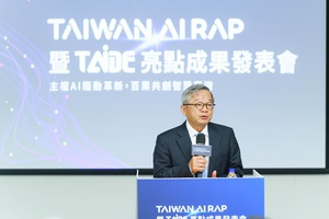 圖一為國研院董事長吳誠文致詞,圖二為記者會貴賓合影,左起國科會前瞻處何紀芳副處長、晶創台灣推動辦公室廖弘源副執行長、國研院林俊良副院長、國科會吳誠文主委等人合影。