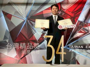 TeamT5產品經理王德銘代表領取旗下兩項自主研發平台，雙雙榮獲第34屆台灣精品獎