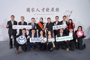 金屬中心劉嘉茹董事長(後排左四)與升級處龔傳智組長(後排右四)及團隊成員獲國家人才發展獎「機關（構）團體獎」合影，圖二為董事長劉嘉茹（右）接受行政院院長頒發國家人才發展獎。