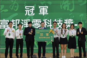 臺科大應用科技研究所洪維松教授（中）率領研究團隊參加2025東元淨零排放國際競賽，獲得台灣組第一名。他希望學生能夠讓研究變成產品、登上舞台，甚至吸引企業合作。