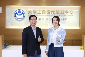 台糖董事長吳明昌(左)率隊參訪金屬中心，與金屬中心董事長劉嘉茹(右)合影