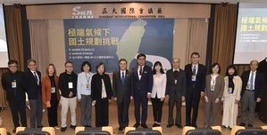 图一为行政院长卓荣泰(一)和各界与会宾合影。图二为环境部次长谢燕儒以「高温调适」为例说明跨领域整合。