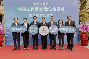 新竹市長高虹安、副市長邱臣遠、準副市長林琨瀚、秘書長張治祥、副秘書長李季縈以及新任養護工程處長李吳喜、數位發展處長鄭凱仁合影。
