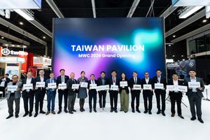 产发署曾伟华简任技正（右8）携手台湾馆优质通讯厂商代表叁展