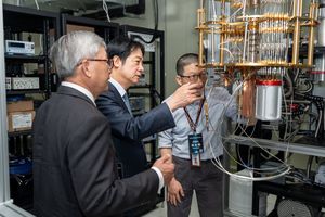 國科會引領參觀TSRI超導量子計算實驗室。