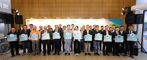金屬產業雙軸轉型推動大聯盟成立,金屬中心攜手產學研合作備忘錄簽署儀式。圖二為金屬中心林崇田處長為貴賓導覽扣件智慧製造示範與試製類產線。