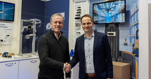 Basler AG 與 Orbbec 合作握手：Mike McSweeney, Orbbec Vice President of Sales （左）與 Rene von Fintel, Basler AG Executive Director Business Management（右）