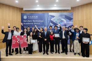 中央研究院院長廖俊智與參賽團隊全體合影,圖二為史丹佛大學參賽隊伍。(來源:中央研究院)