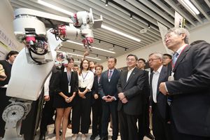 行政院卓榮泰與國科會主委吳誠文參觀大南方生態系進駐廠商攤位